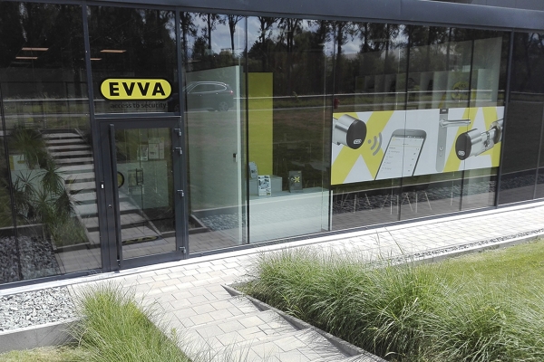 voorzijdemetbelettering.jpg